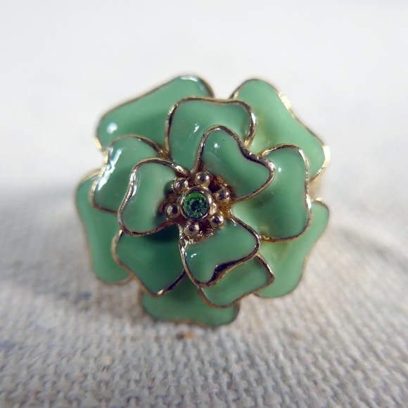 Banana Republic Women Size 6 Enamel Flower Cocktail Ring - Picture 1 of 9